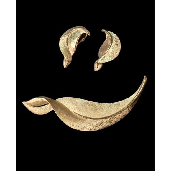 Vintage Crown Trifari Brushed Gold Tone Leaf Brooch & Clip-On Earrings  set - Picture 1 of 7